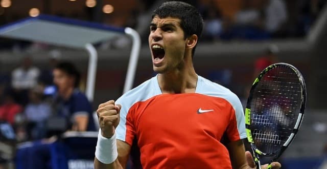 Carlos Alcaraz vibra durante partida de oitavas do US Open