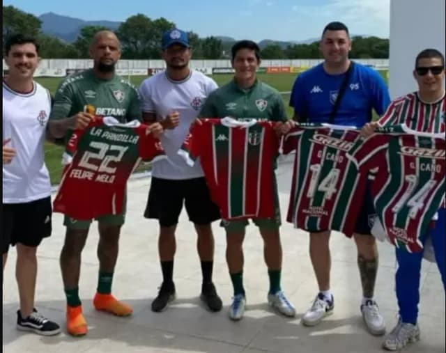 Torcedores do Vélez no CT do Fluminense