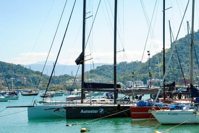 Barcos no Píer em preparação para a Semana de Vela de Angra dos Reis