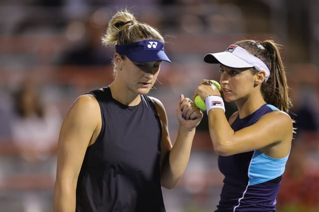 Luisa Stefani e Gabriela Dabrowski durante torneio de Montreal ano passado