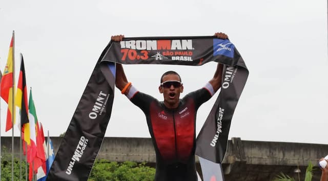 José Belarmino comemora sua vitória no Ironman 70.3 São Paulo, em 2019. (Fábio Falconi/Unlimited Sports/Divulgação)