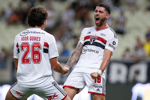 Bustos comemora com Igor Gomes - Ceará x São Paulo - Brasileirão