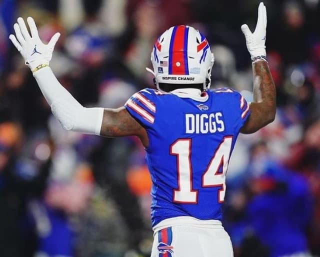 Stefon Diggs marcou trrês touchdonws na vitória dos Bills