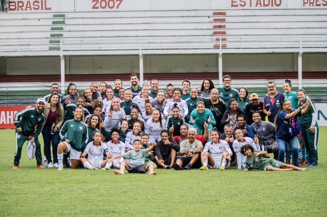 Fluminense leva pessoas em situação de rua para jogo do feminino