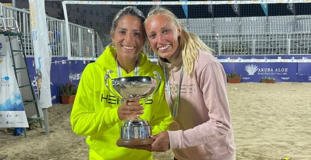 Giulia Gasparri  (amarelo) e Ninny Valentini (rosa) com o troféu