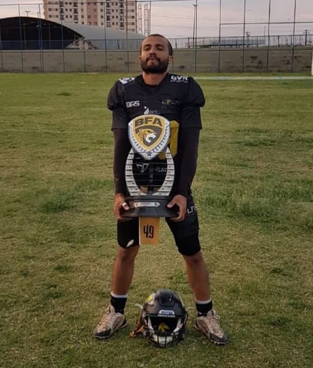 Presidente e jogador do Sorriso Hornets, Everton Oliveira, celebra a conquista da Conferência Centro-Oeste da Liga BFA