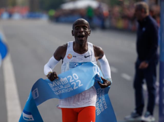 Eliud Kipchoge, após o recorde mundial de 2h01m09s na Maratona de Berlim, é, hoje, o maior atleta do planeta. (Divulgação)