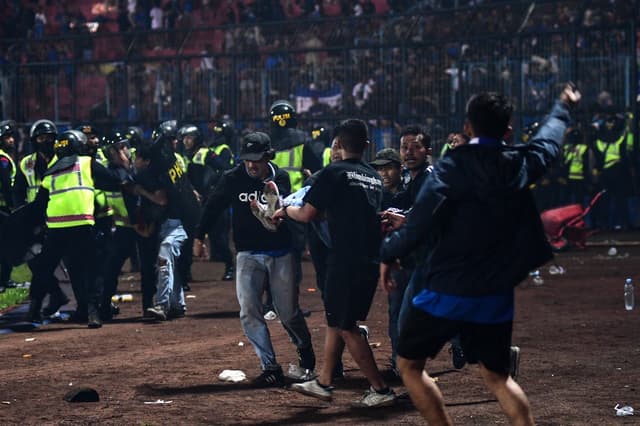 Arema FC x Persebaya Surabaya - Confusão na Indonésia