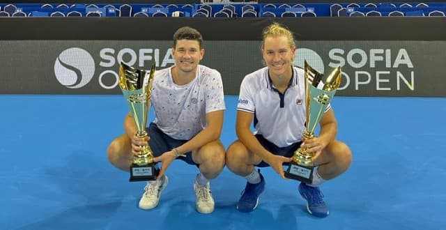 Rafael Matos com o troféu ao lado de Vega