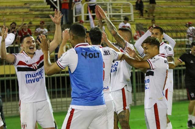 Botafogo-SP comemorando o acesso à Série B do Brasileirão