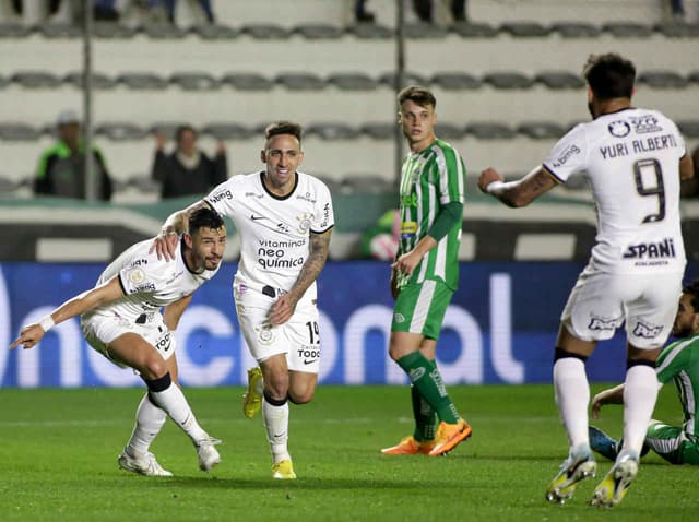 Gustavo Mosquito, Giuliano e Yuri Alberto - Juventude 2 x 2 Corinthians - Brasileirão 2022