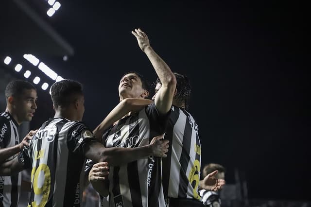 Nacho comemora gol da vitória do Atlético-MG sobre o Santos na Vila Belmiro