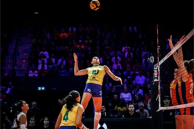 Gabi contra Holanda no Mundial de vôlei