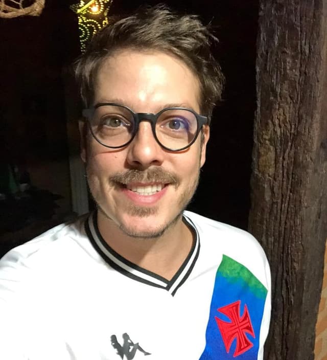 Fábio Porchat com camisa do Vasco