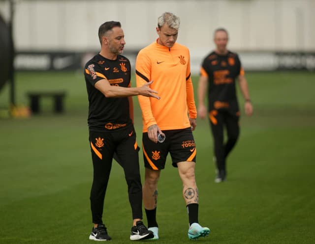 Treino Corinthians - Róger Guedes e Vítor Pereira