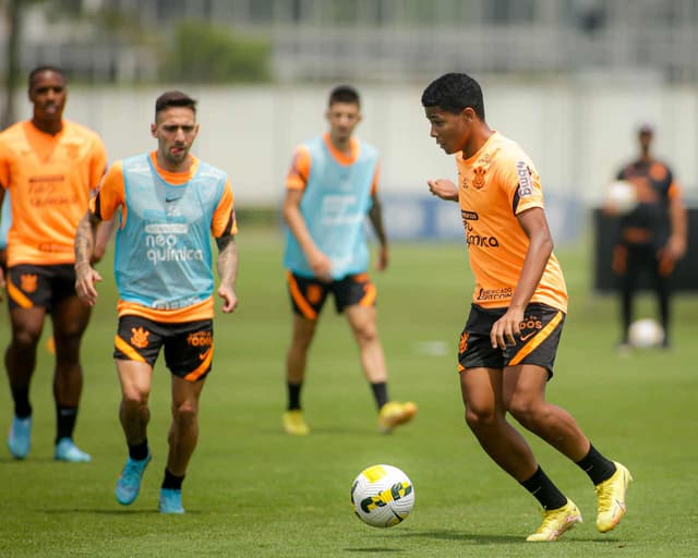 Treino Corinthians - Wesley Gassova e Gustavo Mosquito