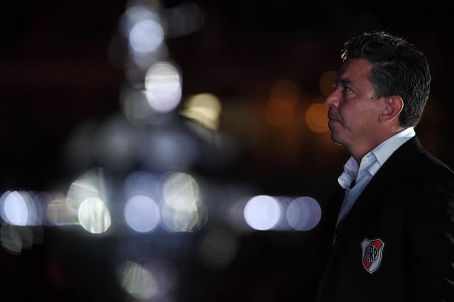 Marcelo Gallardo observando a festa no Monumental