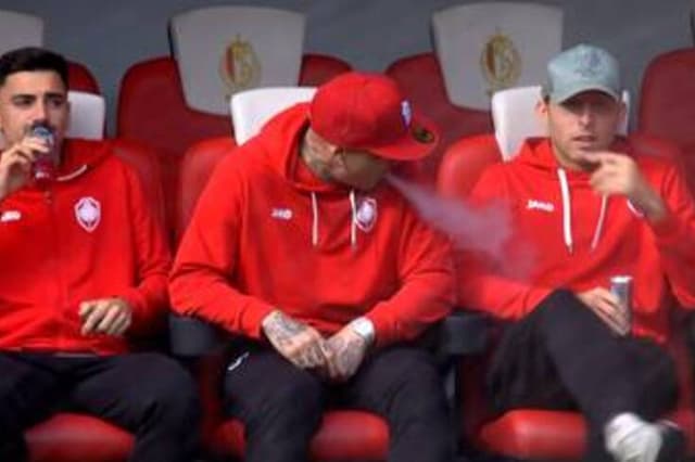 Nainggolan fumando