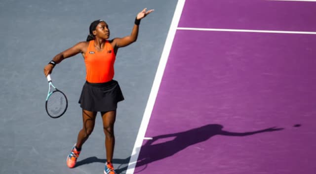 Coco Gauff saca em partida pelo WTA de Guadalajara