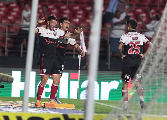 Calleri e Nestor - São Paulo x Coritiba - Brasileirão