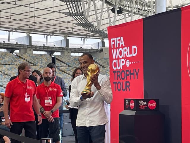 Tour da taça da Copa do Mundo no Maracanã - Cafu