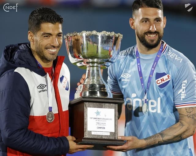 Suárez e Martín Rodríguez com a taça do Clausura uruguaio