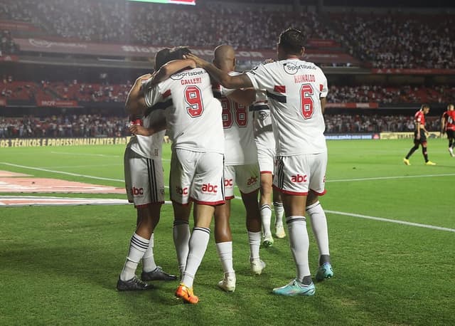 Jogadores do São Paulo comemoram contra Atl[etico-GO - Brasileirão