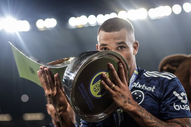 Zé Ivaldo com a taça de campeão da Série B