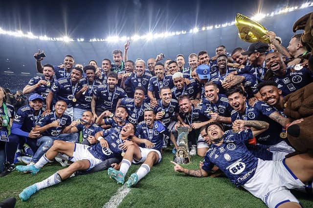 Cruzeiro recebeu a taça de campeão da Série B contra o CSA