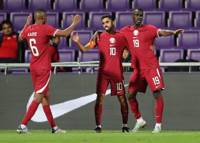 Seleção do Qatar em amistoso contra o Chile