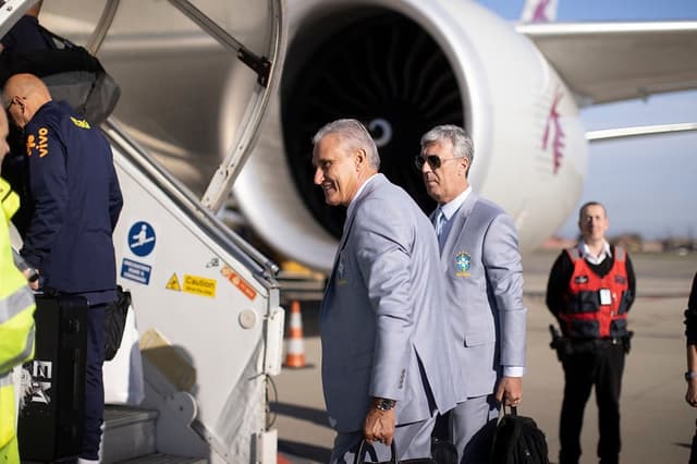 Tite no embarque para o Qatar