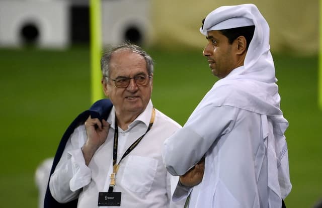 Noel Le Graet, presidente da federação francesa de futebol, e Nasser Al Khelaifi, presidente do Paris Saint-Germain