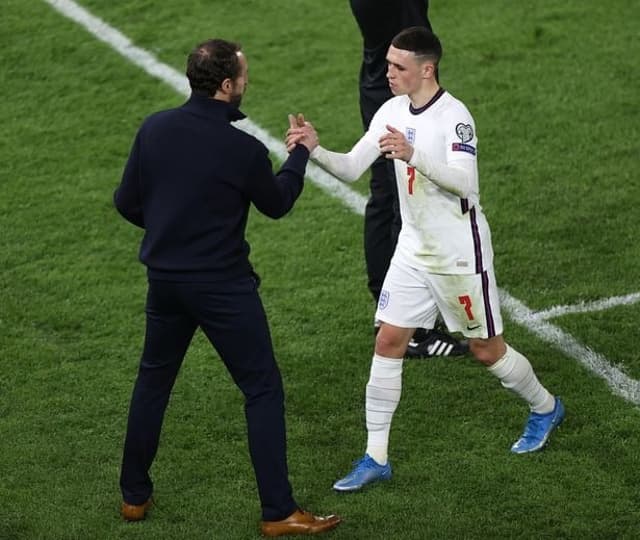 Phil Foden e Gareth Southgate - Inglaterra