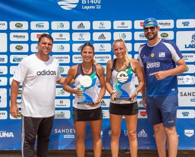 Giulia Gasparri e Ninny Valentini com o troféu em Laguna