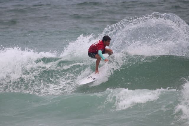 Rickson Falcão é hexacampeão de surfe