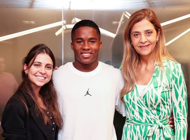 Endrick com representante do Real Madrid e Leila Pereira