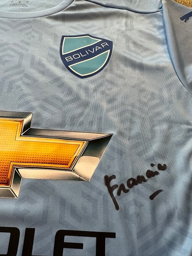 Camisa do Bolívar autografada pelo Papa