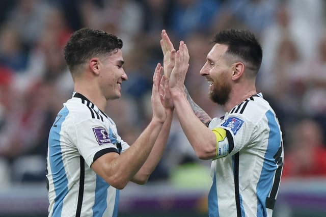 Julián Álvarez e Messi - Argentina