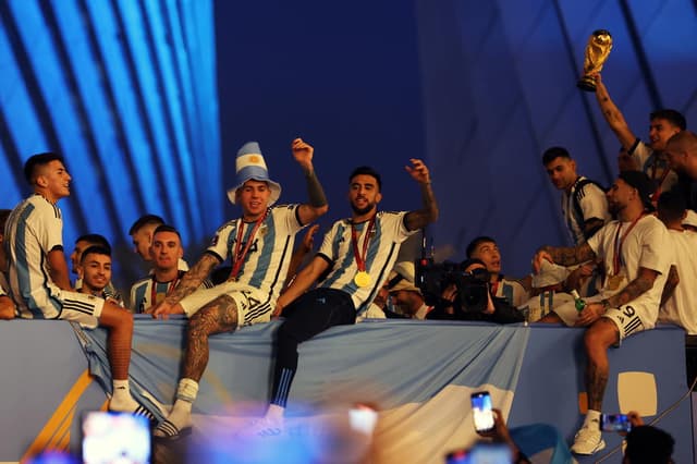 jogadores argentinos desfilam Lusail Boulevard, Lusail, Qatar