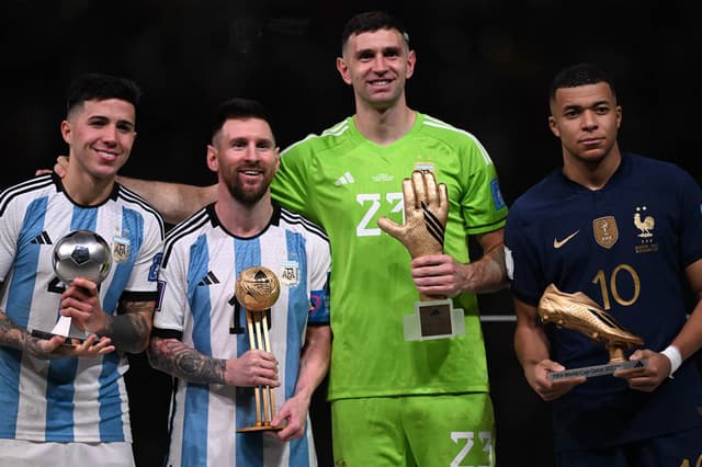 entrega de trofeus final Argentina x França - Enzo Fernandez, Lionel Messi, Emiliano Martinez, Kylian Mbappe