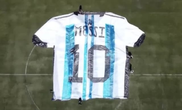 Camisa gigante em homenagem a Messi