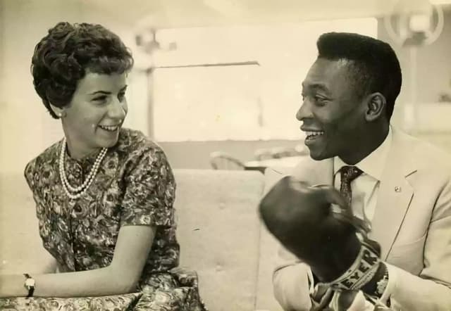 Maria Esther Bueno e Pelé em bastidores de ensaio para revista O Cruzeiro em 1961