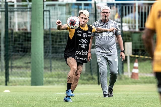 Odair Hellmann e Soteldo em treino do Santos em Atibaia