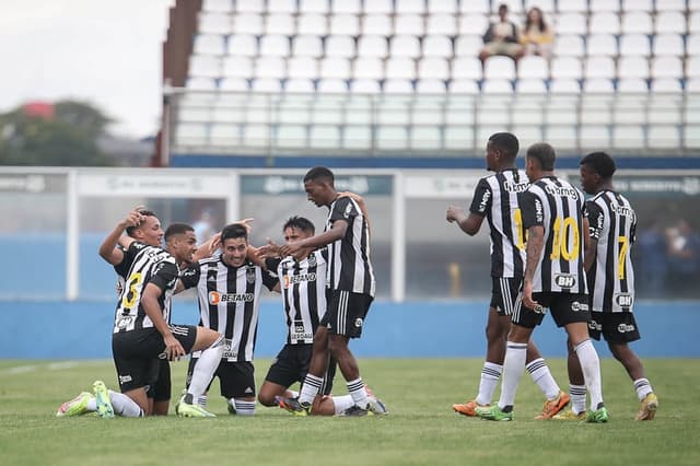 Jogadores do Galinho comemoram o gol da vitória na estreia da Copa São Paulo