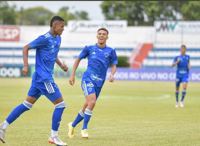 Meia Henrique abriu o placar do Cruzeiro contra o Penapolense