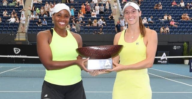 Luisa Stefani e Taylor Towsend com o troféu em Adelaide