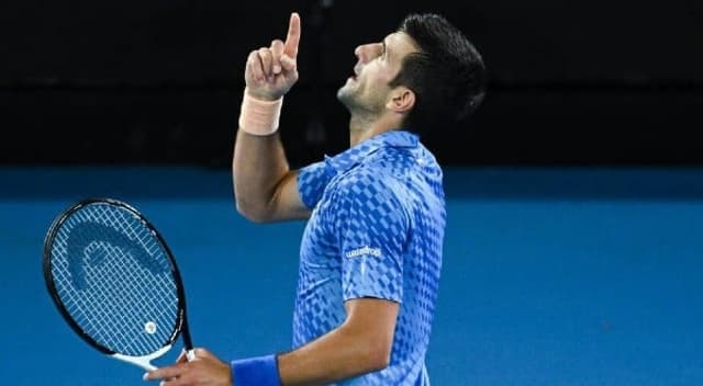 Novak Djokovic pede ajuda aos céus