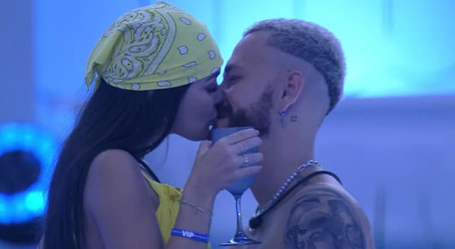 Fred e Larissa se beijam