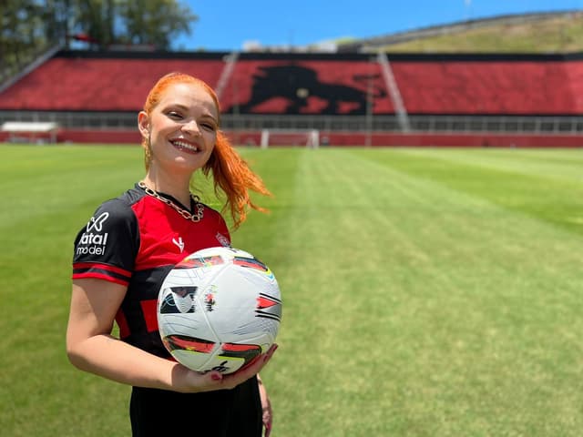 Nina Sag exibindo o novo patrocinador do Vitória