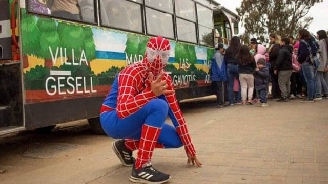 Jovem vestido de Homem Aranha agredido